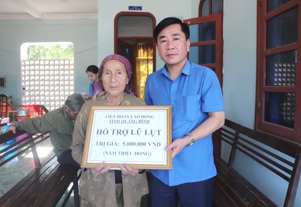 LĐLĐ tỉnh Hà Tĩnh, Quảng Bình hỗ trợ người dân bị thiệt hại do mưa lũ LĐLĐ tỉnh Hà Tĩnh, Quảng Bình hỗ trợ người dân bị thiệt hại do mưa lũ