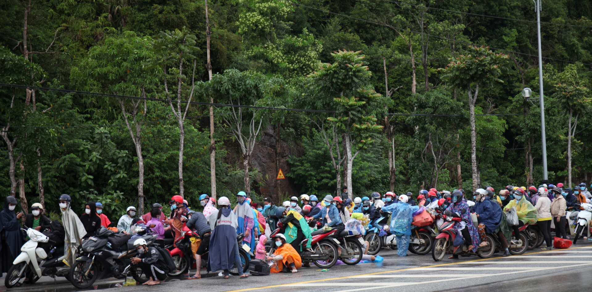 Nghệ An hỗ trợ hàng nghìn NLĐ từ các tỉnh phía Nam về quê tránh dịch bằng xe máy