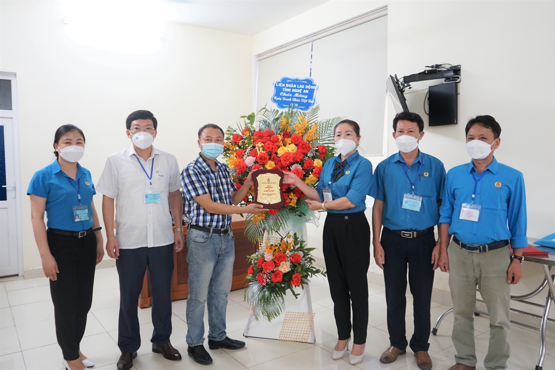 LĐLĐ tỉnh Nghệ An chúc mừng các doanh nghiệp nhân Ngày Doanh nhân Việt Nam