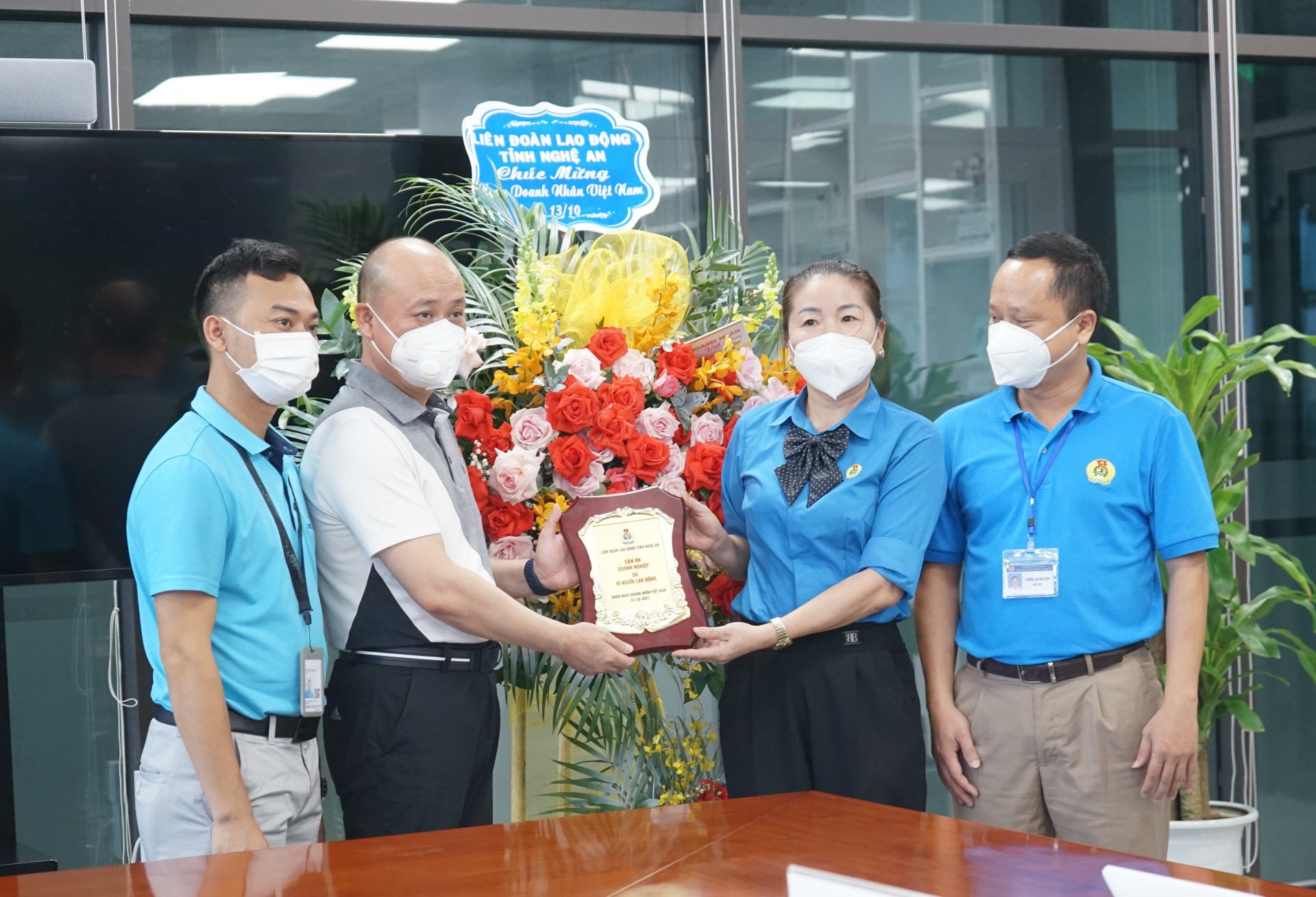 LĐLĐ tỉnh Nghệ An chúc mừng các doanh nghiệp nhân Ngày Doanh nhân Việt Nam