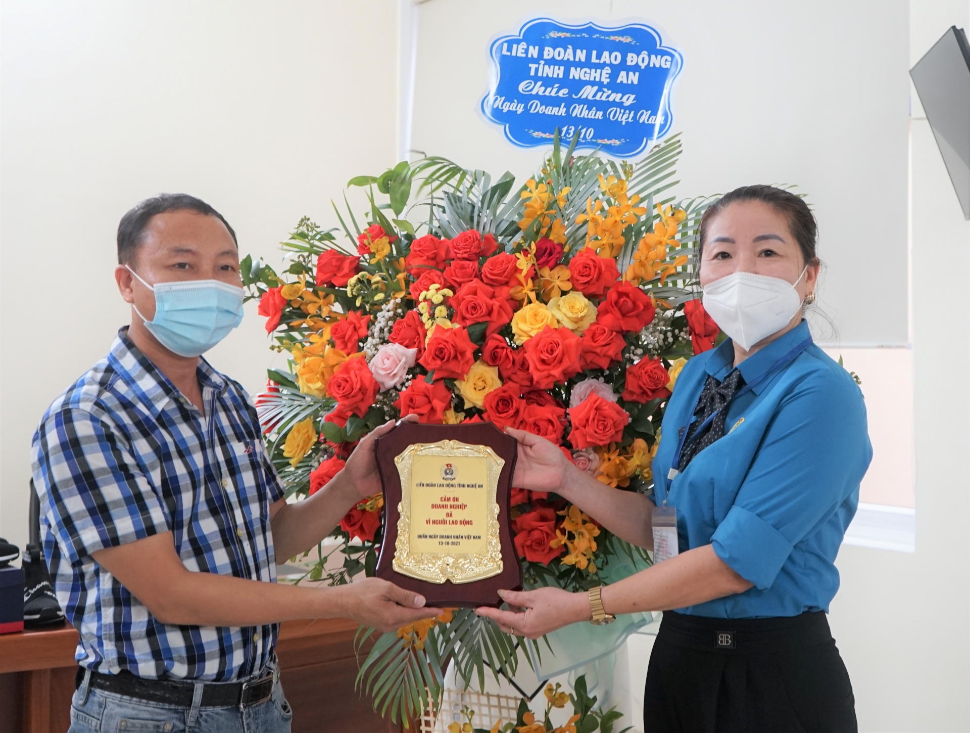 LĐLĐ tỉnh Nghệ An chúc mừng các doanh nghiệp nhân Ngày Doanh nhân Việt Nam