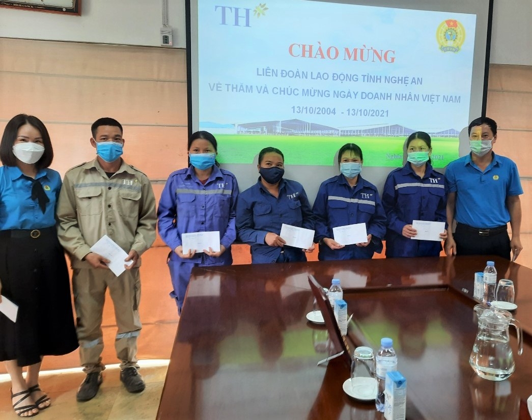 LĐLĐ tỉnh Nghệ An chúc mừng các doanh nghiệp nhân Ngày Doanh nhân Việt Nam