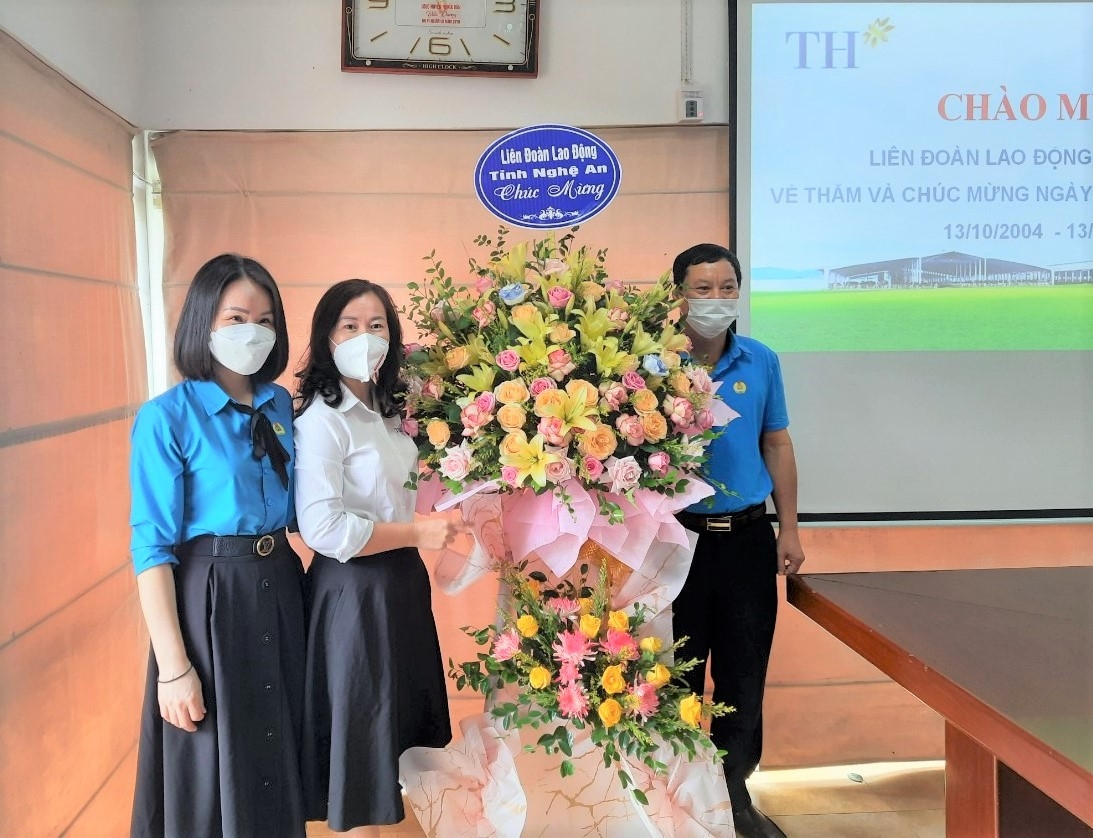 LĐLĐ tỉnh Nghệ An chúc mừng các doanh nghiệp nhân Ngày Doanh nhân Việt Nam