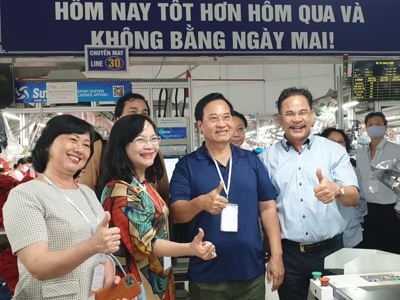 Doanh nhân Nguyễn Đình Sinh: Hạnh phúc khi đem lại niềm vui cho người lao động Doanh nhân Nguyễn Đình Sinh: Hạnh phúc khi đem lại niềm vui cho người lao động