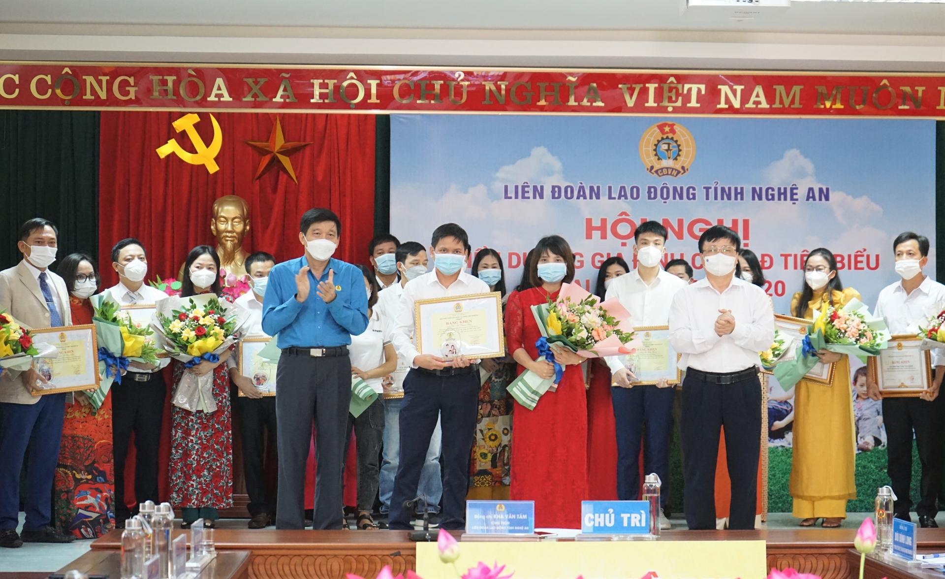 LĐLĐ tỉnh Nghệ An biểu dương gia đình CNVCLĐ tiêu biểu giai đoạn 2016-2021 LĐLĐ tỉnh Nghệ An biểu dương gia đình CNVCLĐ tiêu biểu giai đoạn 2016-2021