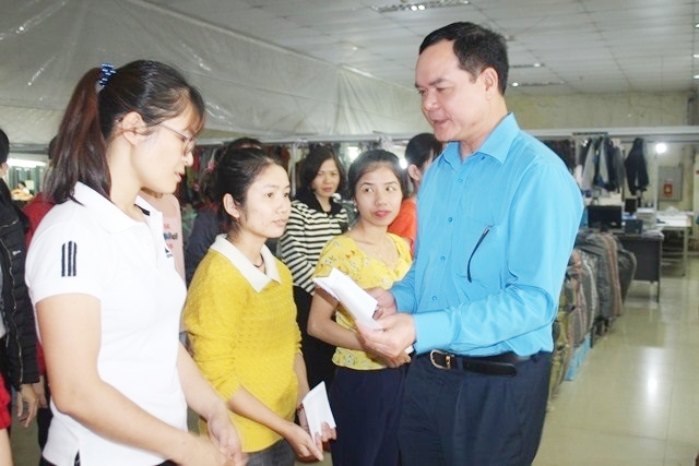 Tổng LĐLĐ Việt Nam hỗ trợ hơn 500 triệu đồng cho Hà Tĩnh khắc phục thiệt hại do mưa lũ