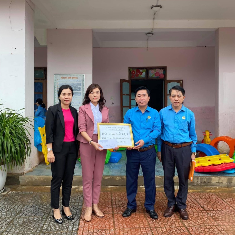 Công đoàn Quảng Bình chung tay khắc phục thiệt hại do mưa lũ Công đoàn Quảng Bình chung tay khắc phục thiệt hại do mưa lũ