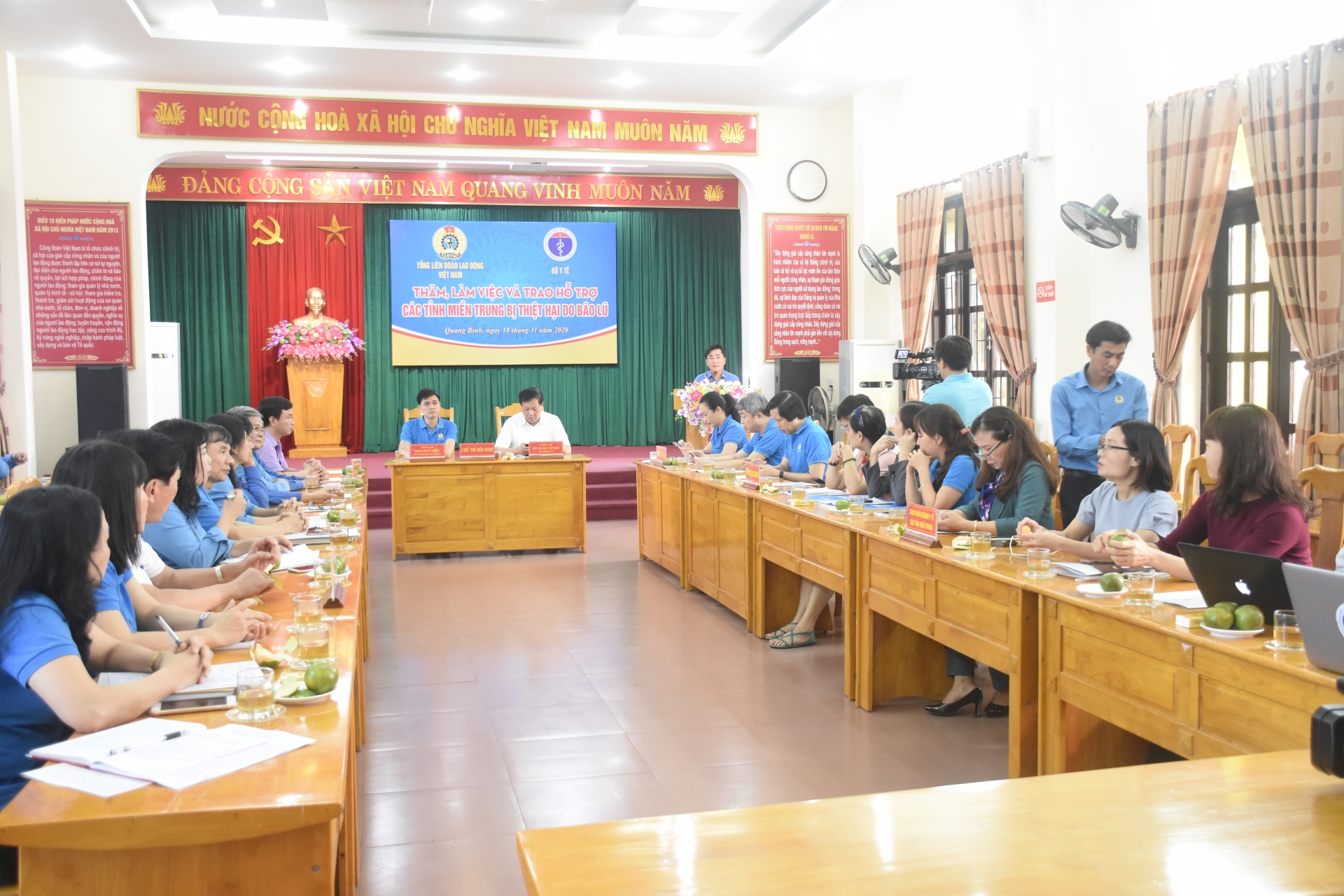 Đoàn công tác của Tổng LĐLĐ và Bộ Y tế trao quà hỗ trợ cho CNVCLĐ Đoàn công tác của Tổng LĐLĐ và Bộ Y tế trao quà hỗ trợ cho CNVCLĐ