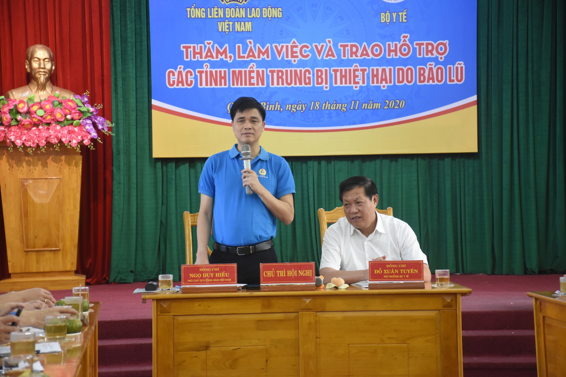 Đoàn công tác của Tổng LĐLĐ và Bộ Y tế trao quà hỗ trợ cho CNVCLĐ Đoàn công tác của Tổng LĐLĐ và Bộ Y tế trao quà hỗ trợ cho CNVCLĐ