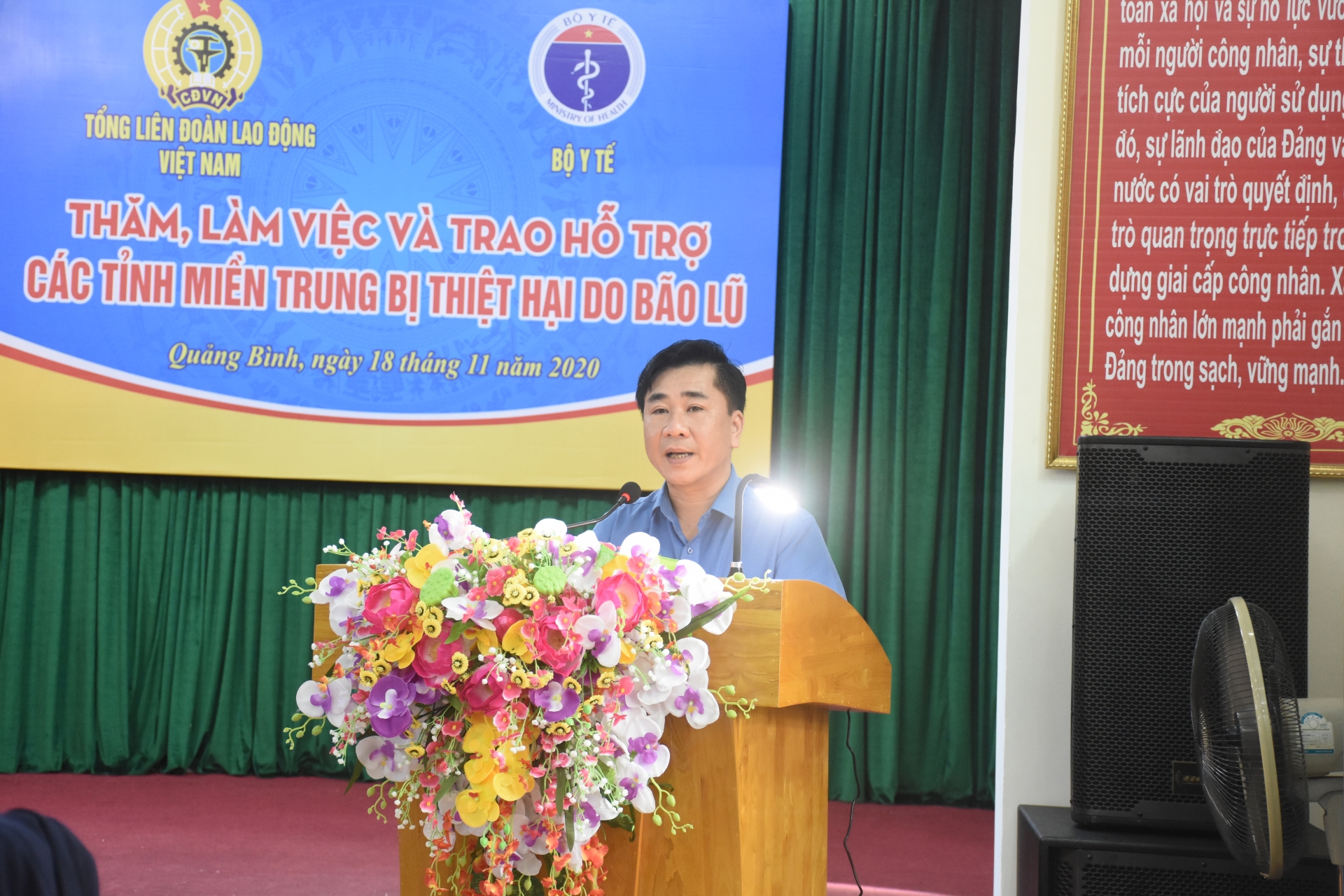 Đoàn công tác của Tổng LĐLĐ và Bộ Y tế trao quà hỗ trợ cho CNVCLĐ Đoàn công tác của Tổng LĐLĐ và Bộ Y tế trao quà hỗ trợ cho CNVCLĐ