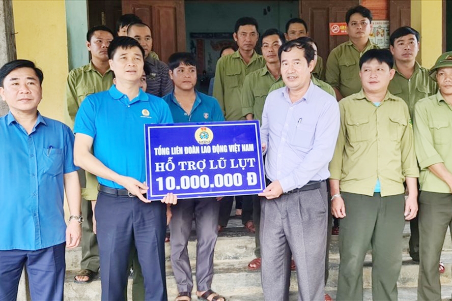 Đoàn công tác của Tổng LĐLĐ và Bộ Y tế trao quà hỗ trợ cho CNVCLĐ Đoàn công tác của Tổng LĐLĐ và Bộ Y tế trao quà hỗ trợ cho CNVCLĐ