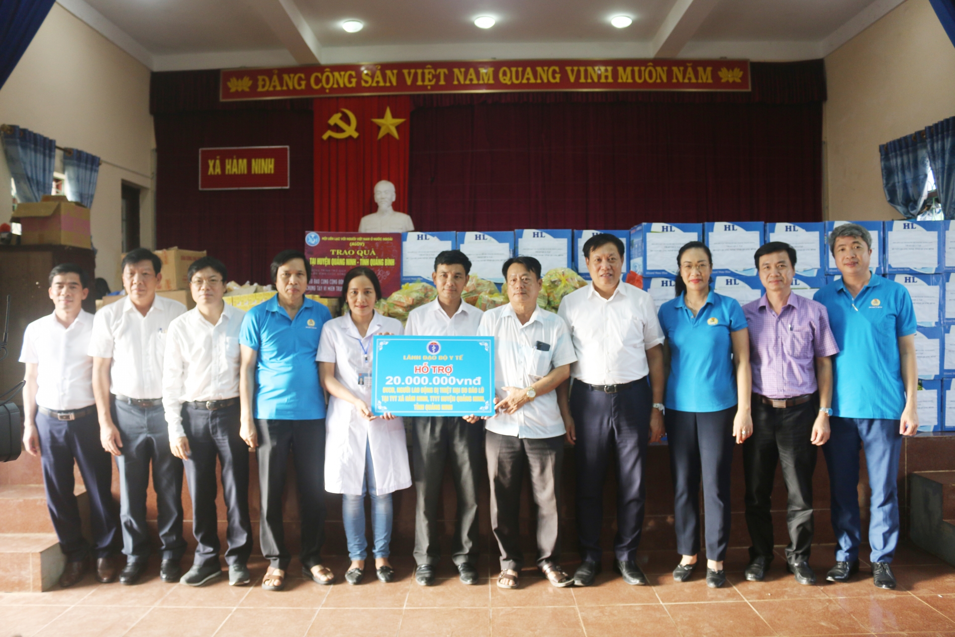 Đoàn công tác của Tổng LĐLĐ và Bộ Y tế trao quà hỗ trợ cho CNVCLĐ Đoàn công tác của Tổng LĐLĐ và Bộ Y tế trao quà hỗ trợ cho CNVCLĐ