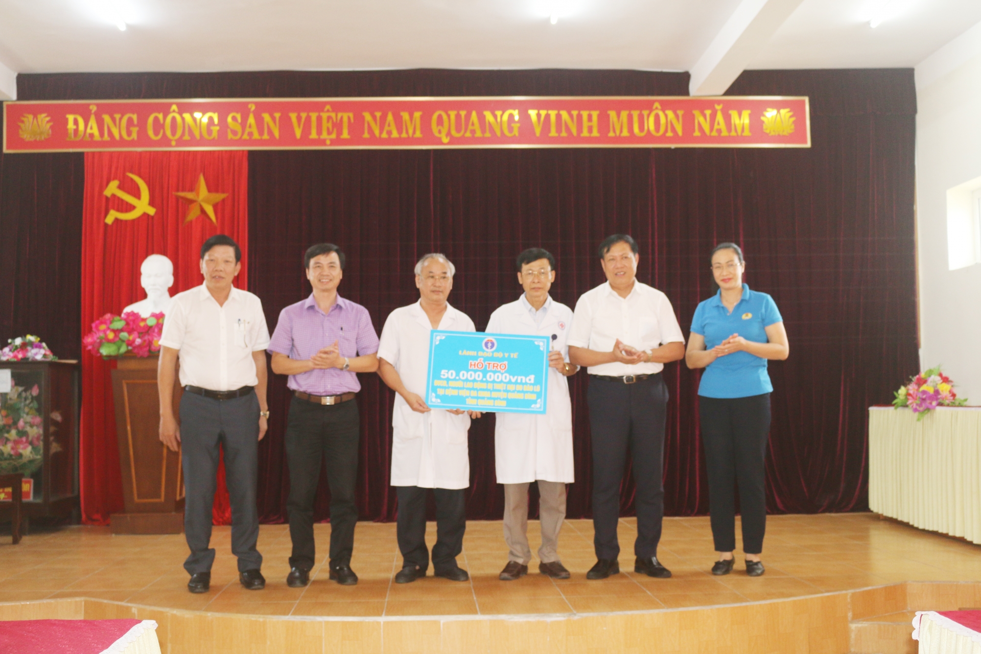 Đoàn công tác của Tổng LĐLĐ và Bộ Y tế trao quà hỗ trợ cho CNVCLĐ Đoàn công tác của Tổng LĐLĐ và Bộ Y tế trao quà hỗ trợ cho CNVCLĐ