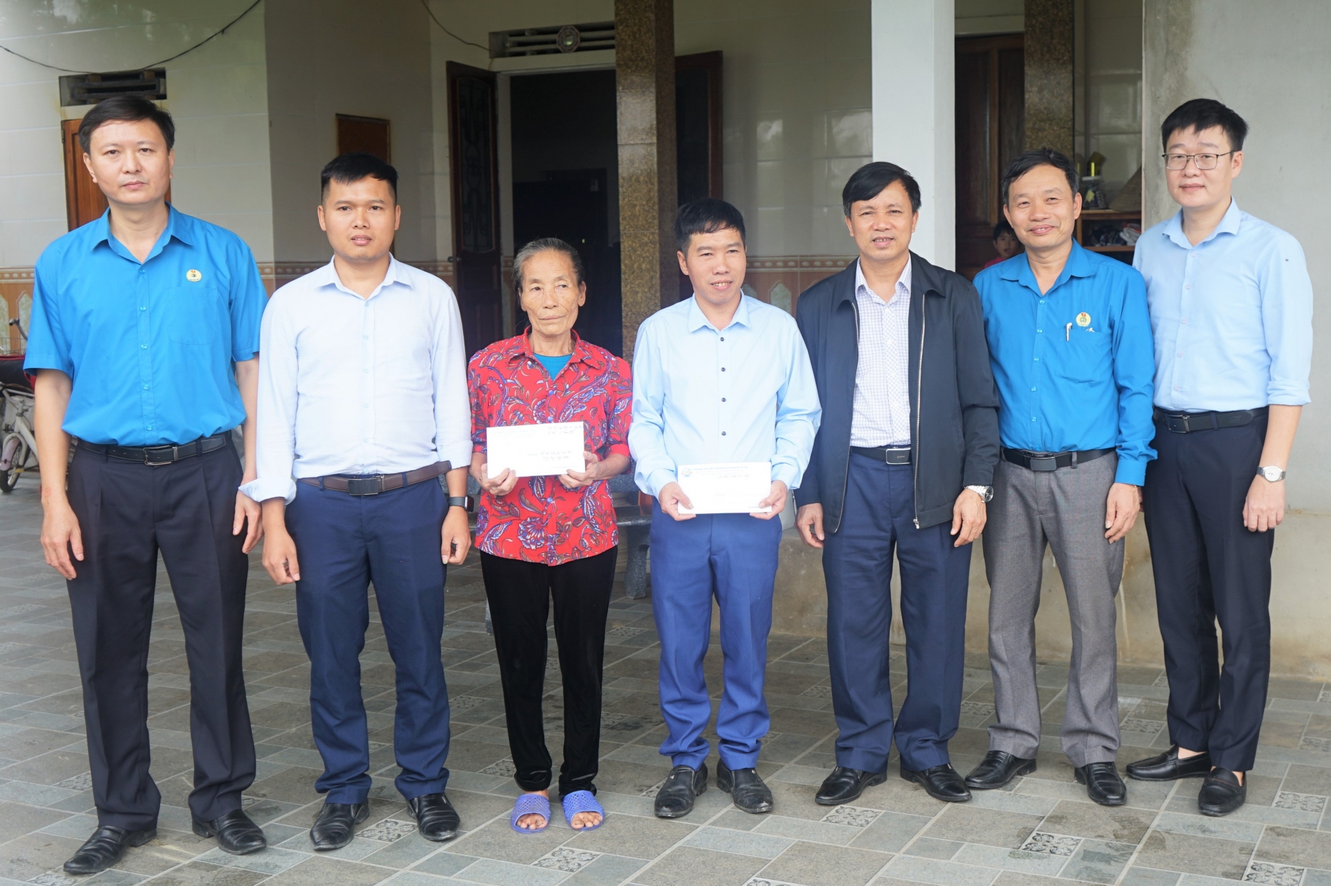 LĐLĐ Hà Tĩnh trao quà cho nhân vật trong bài viết dự thi 