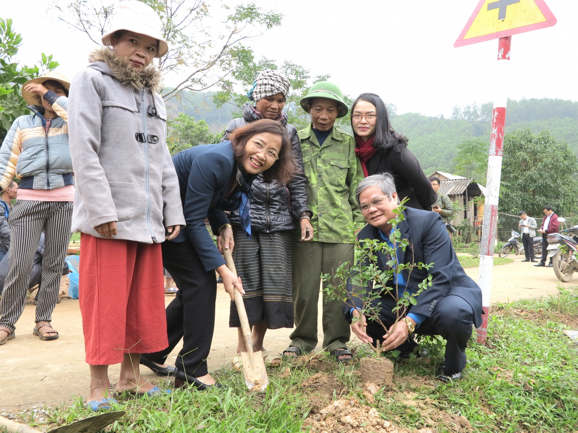 Khởi công xây dựng công trình bản nông thôn mới kiểu mẫu