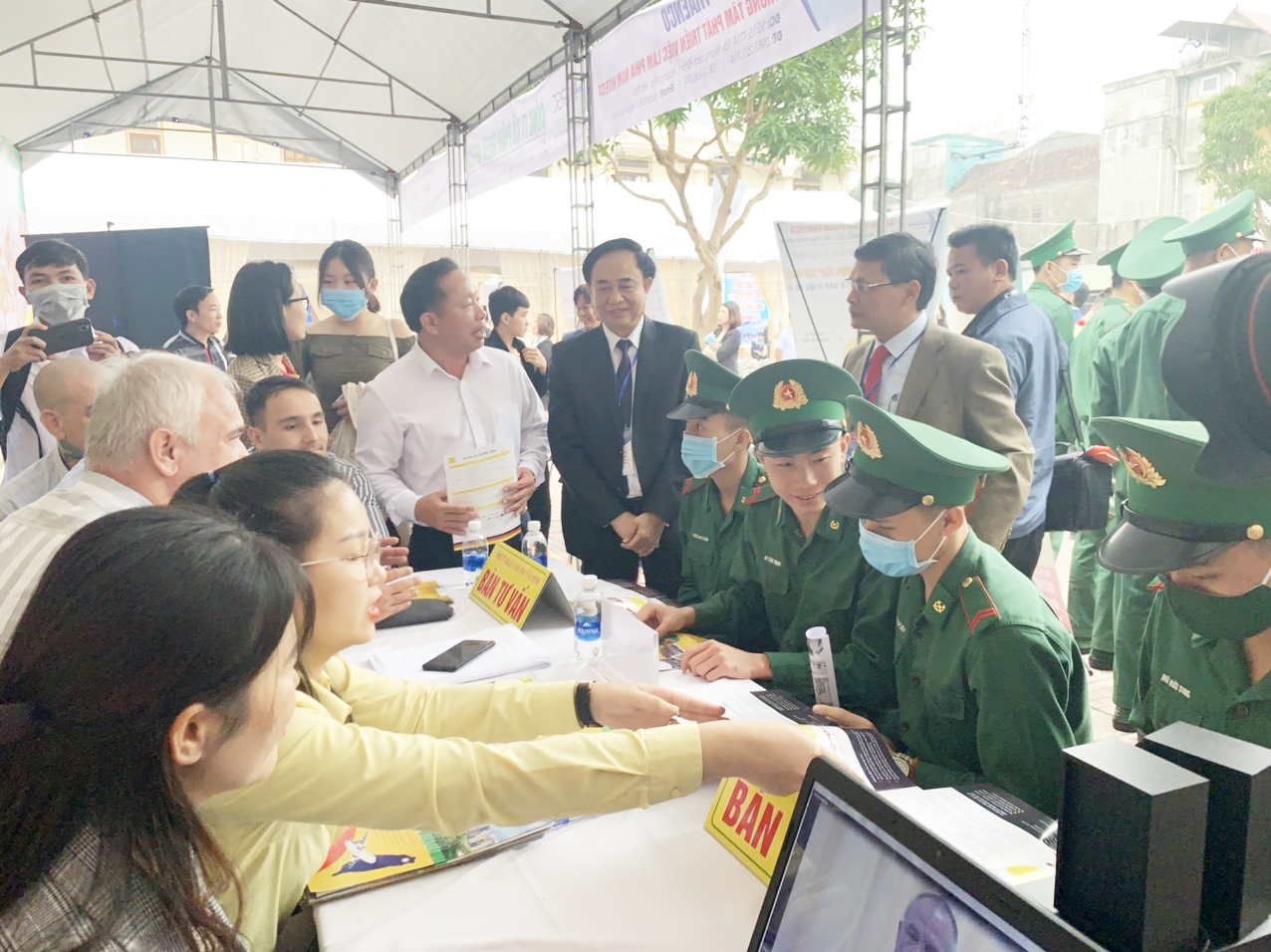 Tuyển dụng hơn 7.000 lao động làm việc trong và ngoài nước Tuyển dụng hơn 7.000 lao động làm việc trong và ngoài nước