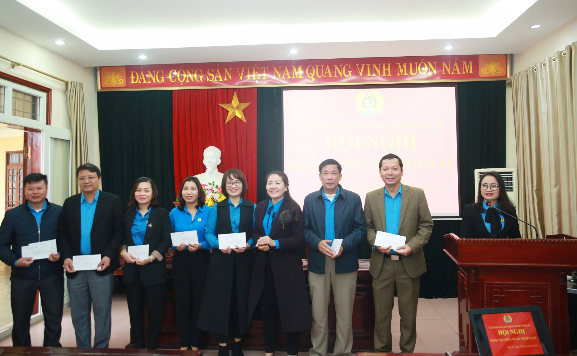 Khen thưởng cho 8 đơn vị có số lượng lớn CĐCS tham gia thi tìm hiểu Bộ luật Lao động 2019 Khen thưởng cho 8 đơn vị có số lượng lớn CĐCS tham gia thi tìm hiểu Bộ luật Lao động 2019