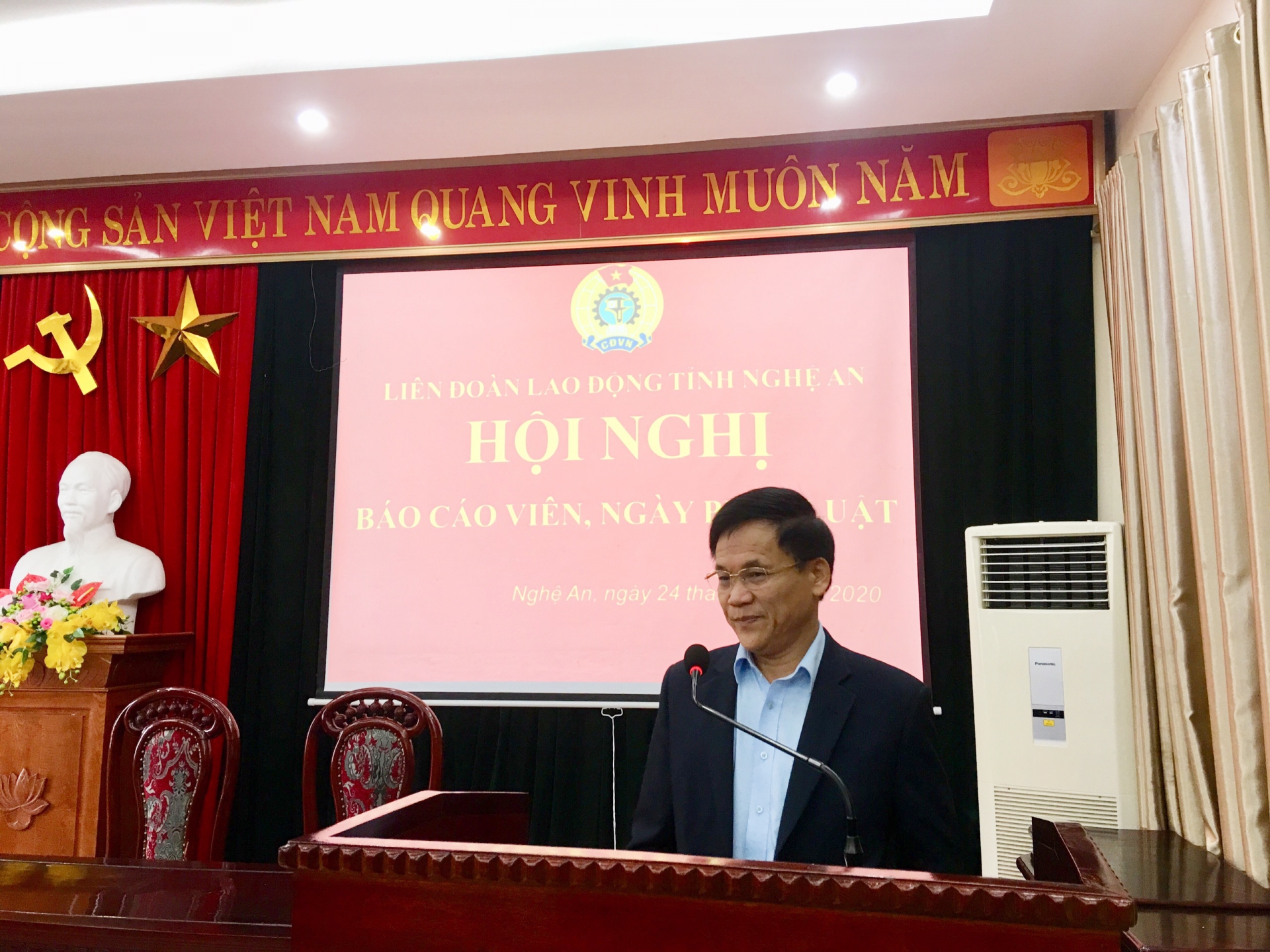 Khen thưởng cho 8 đơn vị có số lượng lớn CĐCS tham gia thi tìm hiểu Bộ luật Lao động 2019 Khen thưởng cho 8 đơn vị có số lượng lớn CĐCS tham gia thi tìm hiểu Bộ luật Lao động 2019