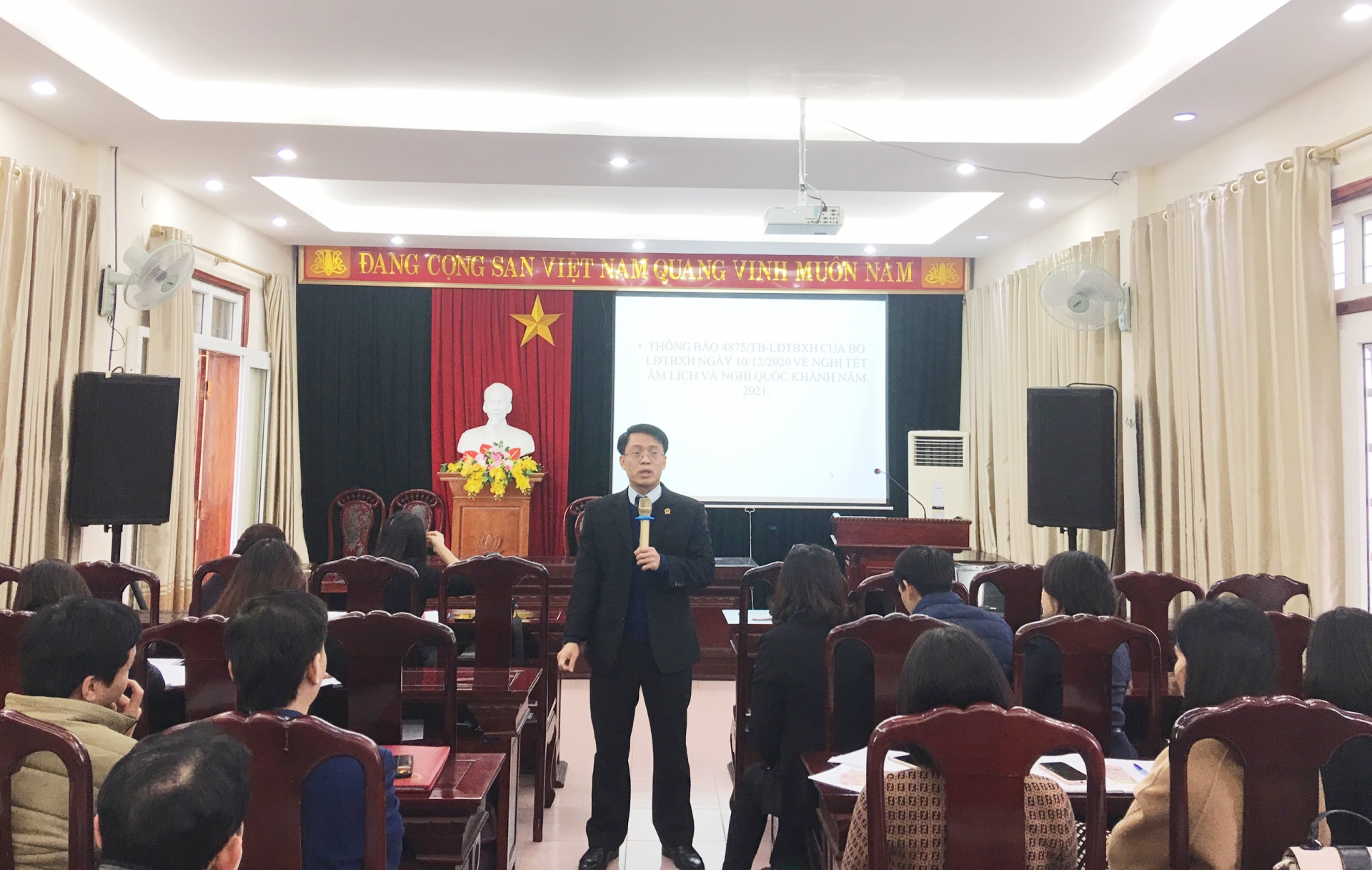 Khen thưởng cho 8 đơn vị có số lượng lớn CĐCS tham gia thi tìm hiểu Bộ luật Lao động 2019 Khen thưởng cho 8 đơn vị có số lượng lớn CĐCS tham gia thi tìm hiểu Bộ luật Lao động 2019