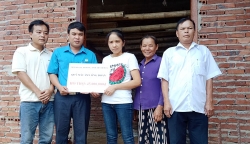 hang chuc ngan nguoi di phien cho cong nhan o tien giang