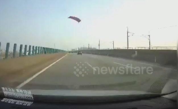 Đang di chuyển với tốc độ cao, ô tô bật văng nắp capô vào xe phía sau.