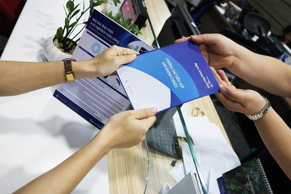 Các ngân hàng đua nhau cạnh tranh bằng chứng chỉ tiền gửi với lãi suất cao cac ngan hang dua nhau canh tranh bang chao ban chung chi tien gui voi lai suat cao