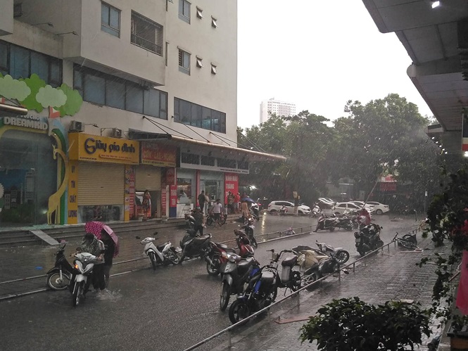 mua dong khien hang loat phuong tien do lan loc tren pho ha noi