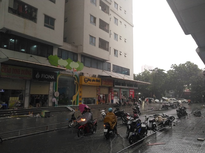 mua dong khien hang loat phuong tien do lan loc tren pho ha noi