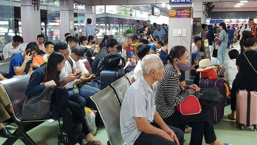 Nghỉ lễ 2/9: Mưa lớn, ùn tắc khiến các bến xe khắp cả nước quá tải