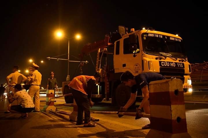 loi khai cua tai xe container dam hang loat xe may o cau thanh tri