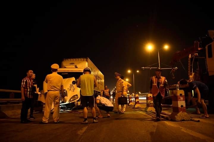 loi khai cua tai xe container dam hang loat xe may o cau thanh tri