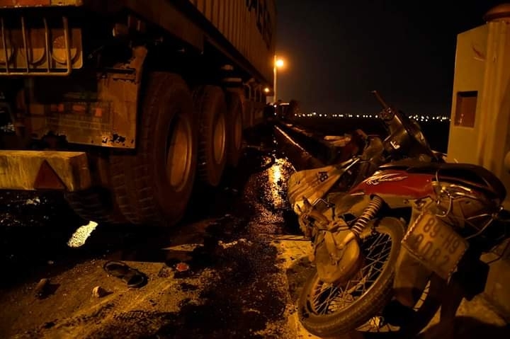 loi khai cua tai xe container dam hang loat xe may o cau thanh tri