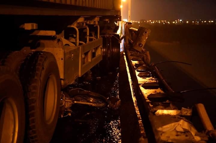 loi khai cua tai xe container dam hang loat xe may o cau thanh tri