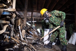 Thu gom phế thải tại công ty Rạng Đông "vượt mức" dự kiến