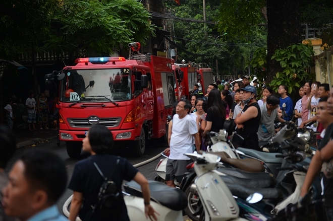 hinh anh hien truong vu chay chuong cop o khu tap the kim lien