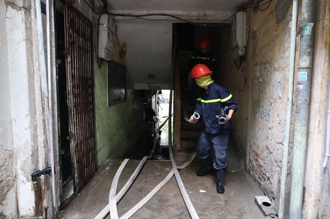 hinh anh hien truong vu chay chuong cop o khu tap the kim lien