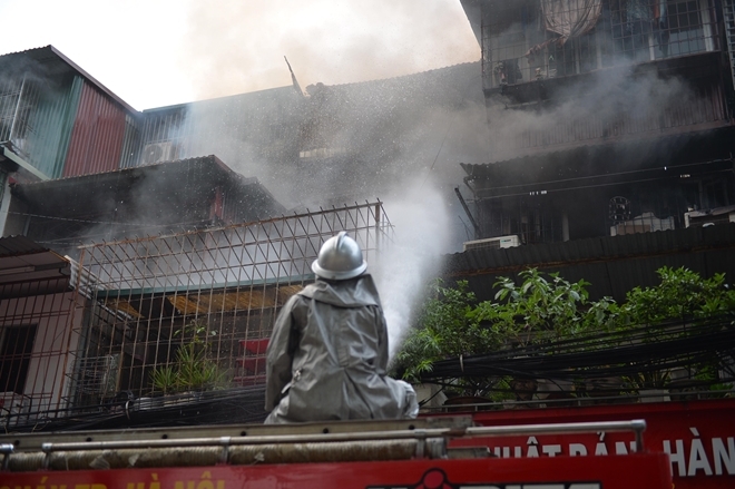 hinh anh hien truong vu chay chuong cop o khu tap the kim lien