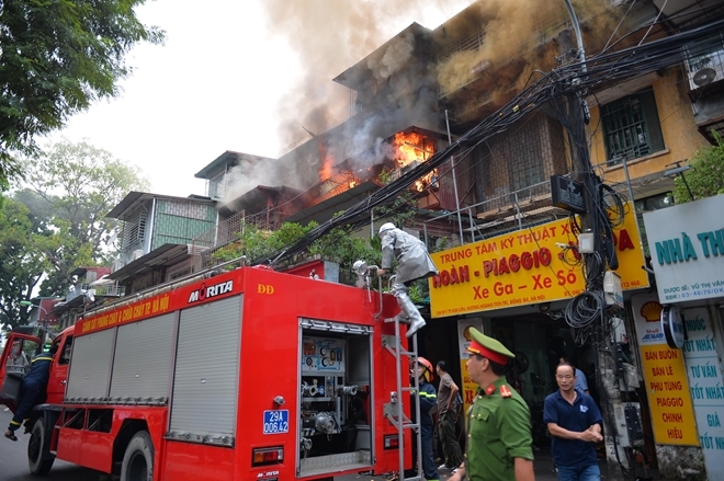 hinh anh hien truong vu chay chuong cop o khu tap the kim lien