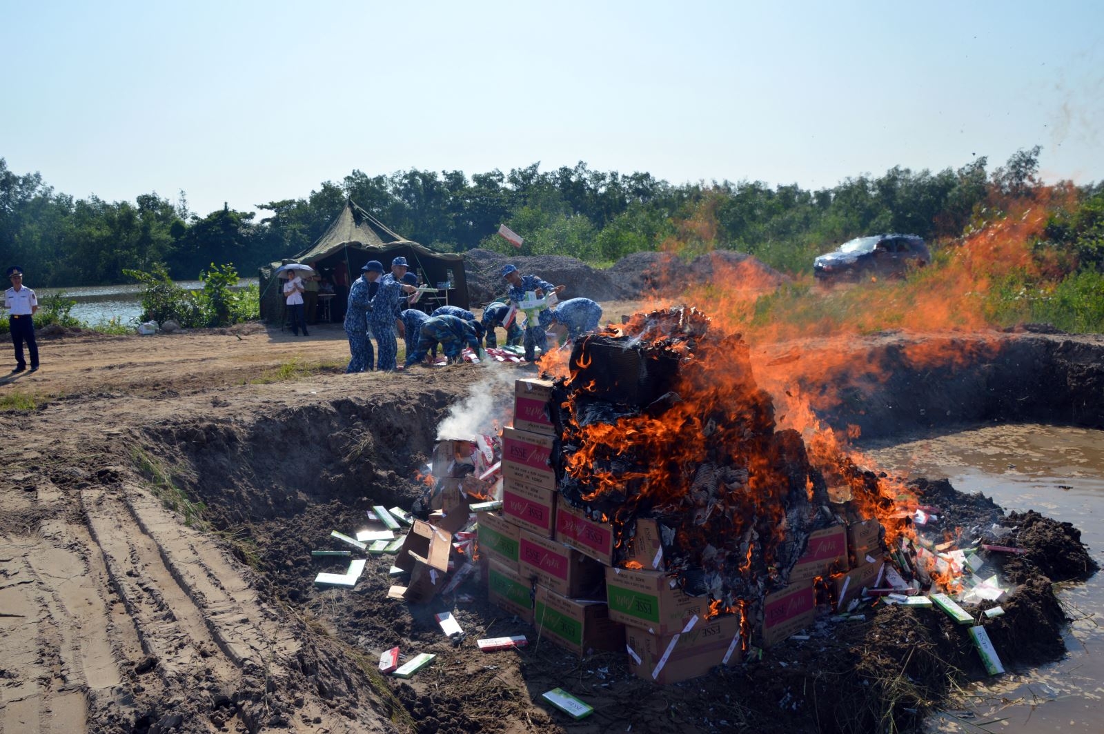 Cảnh sát biển tiêu hủy 67.500 bao thuốc lá ngoại nhập lậu canh sat bien tieu huy 67500 bao thuoc la ngoai nhap lau