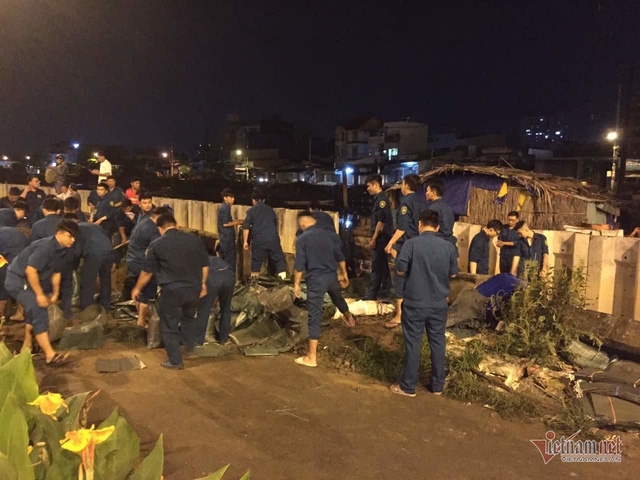 TP.HCM: Một đoạn bờ bao bị vỡ toang khiến hàng trăm nhà dân ngập nặng tphcm mot doan bo bao bi vo toang khien hang tram nha dan ngap nang