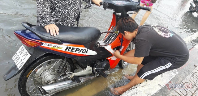 TP.HCM: Một đoạn bờ bao bị vỡ toang khiến hàng trăm nhà dân ngập nặng tphcm mot doan bo bao bi vo toang khien hang tram nha dan ngap nang
