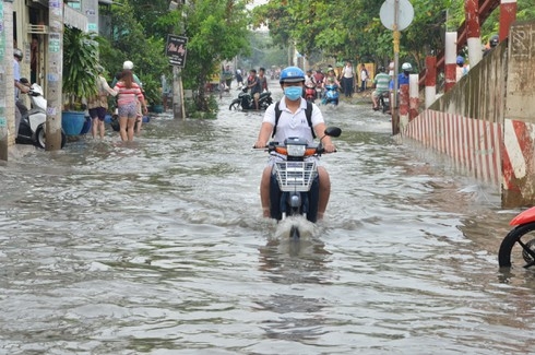 TP.HCM: Một đoạn bờ bao bị vỡ toang khiến hàng trăm nhà dân ngập nặng tphcm mot doan bo bao bi vo toang khien hang tram nha dan ngap nang