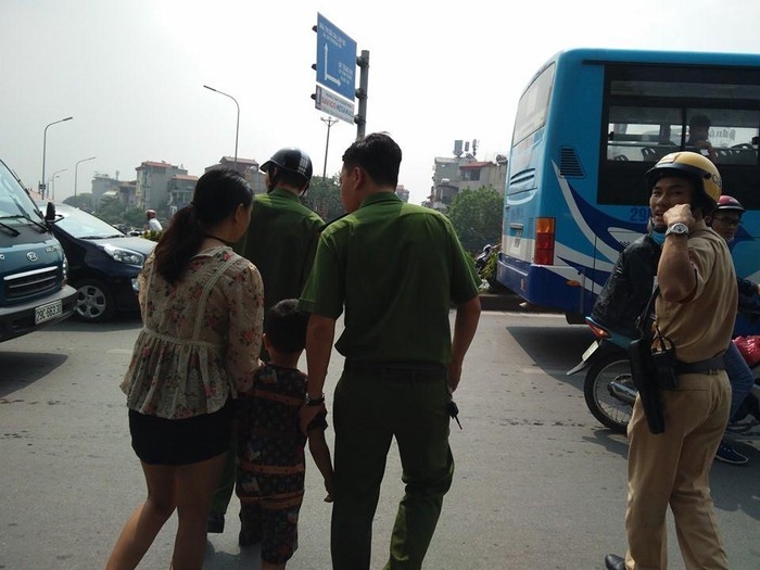 ha noi csgt kip thoi cuu nguoi phu nu dinh tu tu tren cau chuong duong