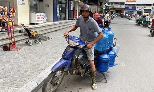 Quản lý thị trường Hà Nội kiểm tra loạn giá nước đóng chai quan ly thi truong kiem tra loan gia nuoc dong chai