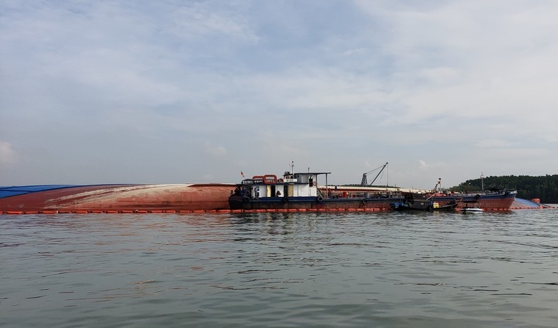 Khẩn trương bơm 150 tấn dầu ra khỏi tàu 8.000 tấn bị chìm trên sông Lòng Tàu khan truong bom 150 tan dau ra khoi tau 8000 tan bi chim tren song long tau