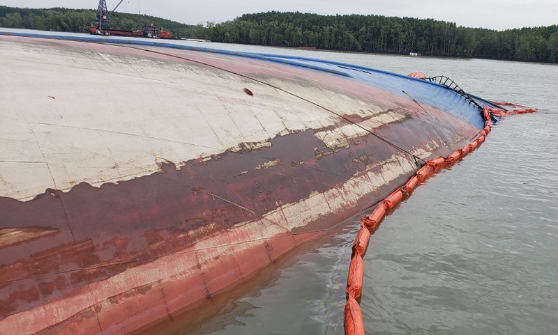 Khẩn trương bơm 150 tấn dầu ra khỏi tàu 8.000 tấn bị chìm trên sông Lòng Tàu khan truong bom 150 tan dau ra khoi tau 8000 tan bi chim tren song long tau