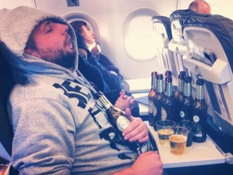 nhung kieu hanh khach khien nguoi khac phat dien tren may bay