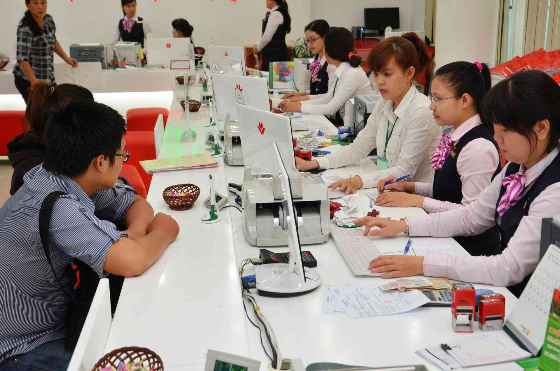 Nhiều ngân hàng vào cuộc đua phí 0 đồng nhieu ngan hang vao cuoc dua phi 0 dong