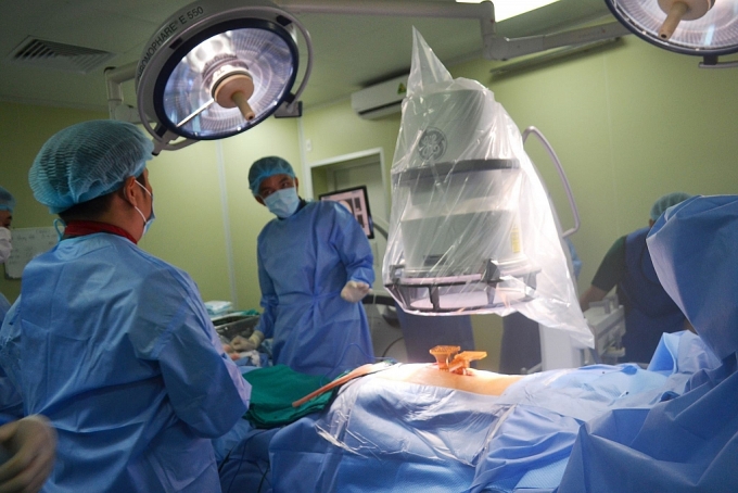 Ứng dụng thành công robot phẫu thuật chỉnh gù, vẹo cột sống ung dung thanh cong robot phau thuat chinh gu veo cot song