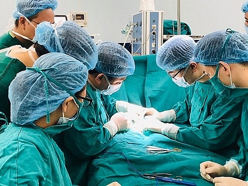 phau thuat cuu chau be bi di tat lo nieu dao bam sinh